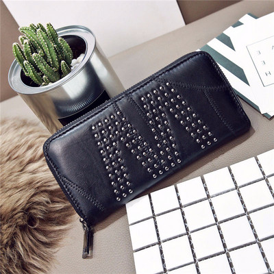 Stilinga moteriška piniginė su užtrauktuku ir kniedėmis iš eko odos