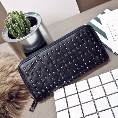 Stilinga moteriška piniginė su užtrauktuku ir kniedėmis iš eko odos