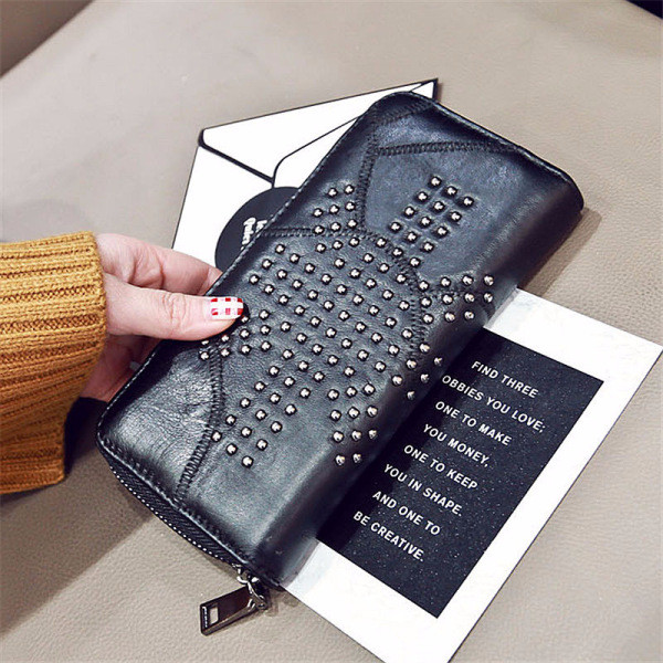 Stilinga moteriška piniginė su užtrauktuku ir kniedėmis iš eko odos