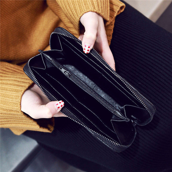 Stilinga moteriška piniginė su užtrauktuku ir kniedėmis iš eko odos