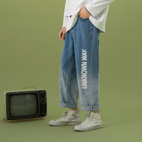 Platus vyriškų mėlynų džinsų modelis su užrašu