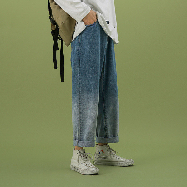 Platus vyriškų mėlynų džinsų modelis su užrašu