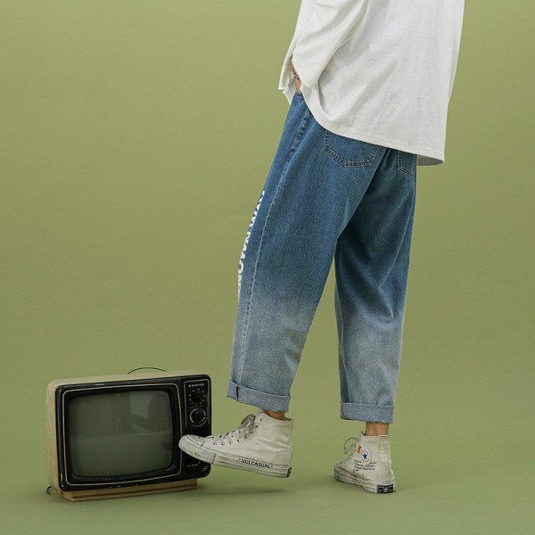 Platus vyriškų mėlynų džinsų modelis su užrašu