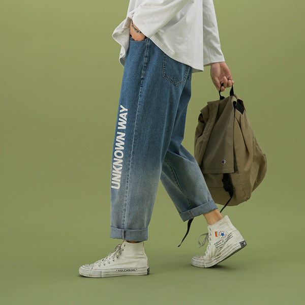 Platus vyriškų mėlynų džinsų modelis su užrašu