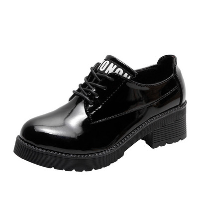 Μοντέρνα γυναικεία παπούτσια με γυαλιστερό εφέ, γράμματα και κεντήματα