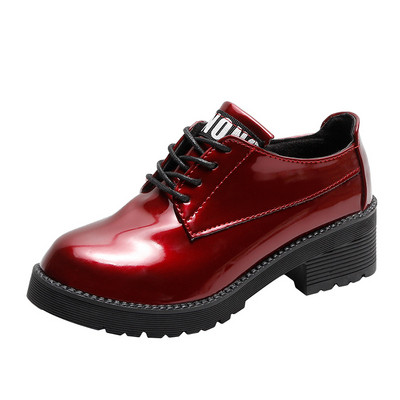 Μοντέρνα γυναικεία παπούτσια με γυαλιστερό εφέ, γράμματα και κεντήματα