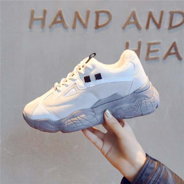 Modernas sieviešu kedas no eko ādas un zamšādas ar raupju zoli un mežģīnēm