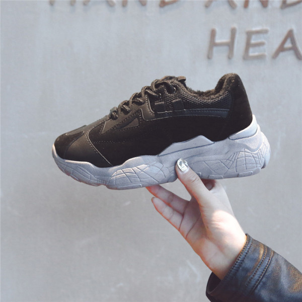 Modernas sieviešu kedas no eko ādas un zamšādas ar raupju zoli un mežģīnēm