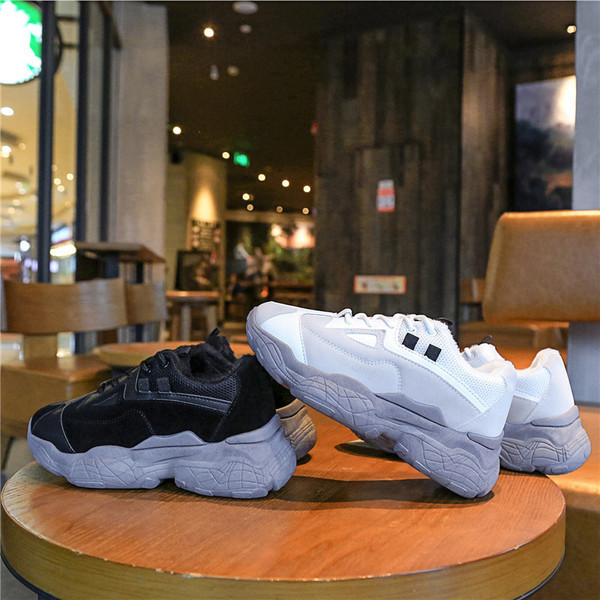 Modernas sieviešu kedas no eko ādas un zamšādas ar raupju zoli un mežģīnēm