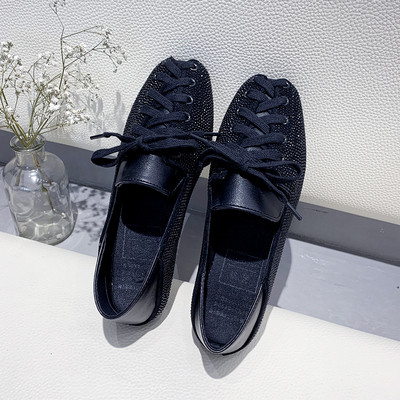 Alkalmi női cipő fűzővel és lapos talppal