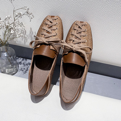 Alkalmi női cipő fűzővel és lapos talppal