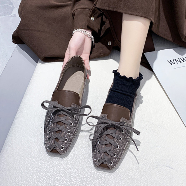 Alkalmi női cipő fűzővel és lapos talppal