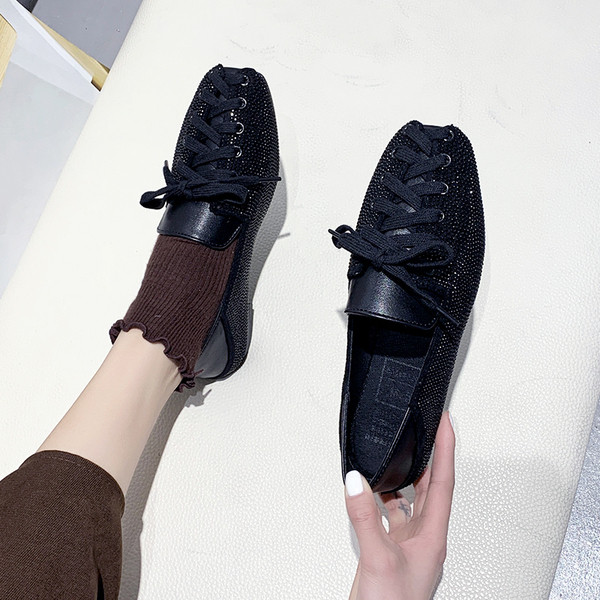 Alkalmi női cipő fűzővel és lapos talppal