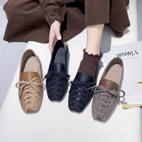 Alkalmi női cipő fűzővel és lapos talppal