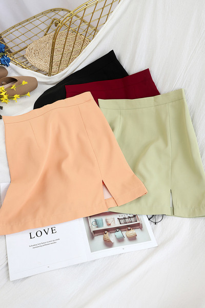 Κοντή γυναικεία φούστα με υψηλή μέση και σχισμή