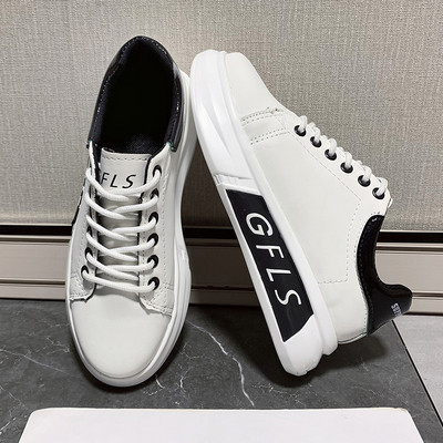 Modernūs moteriški sportbačiai plokščiu padu ir užrašu