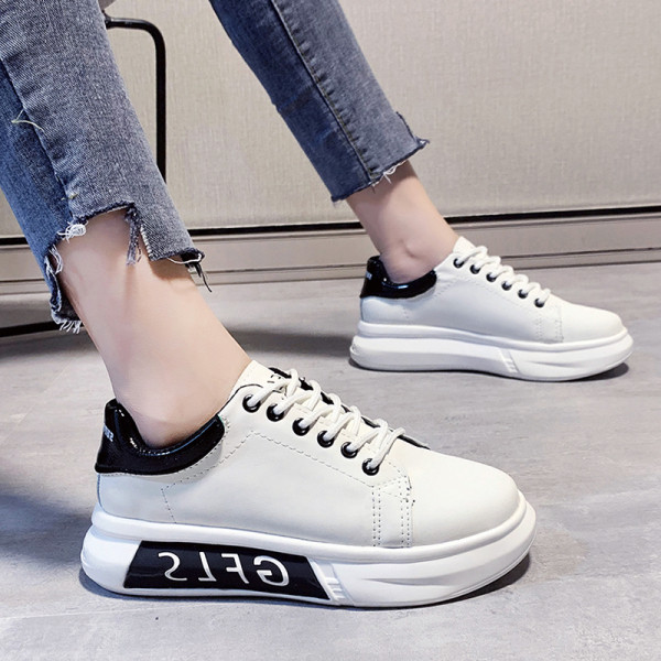 Modernūs moteriški sportbačiai plokščiu padu ir užrašu