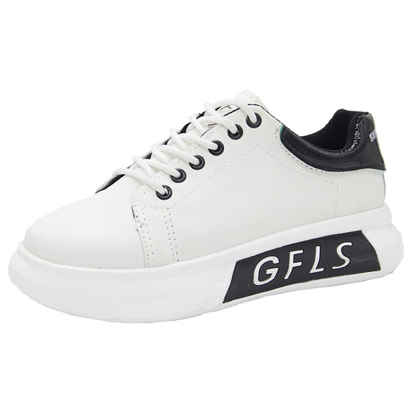 Modernūs moteriški sportbačiai plokščiu padu ir užrašu