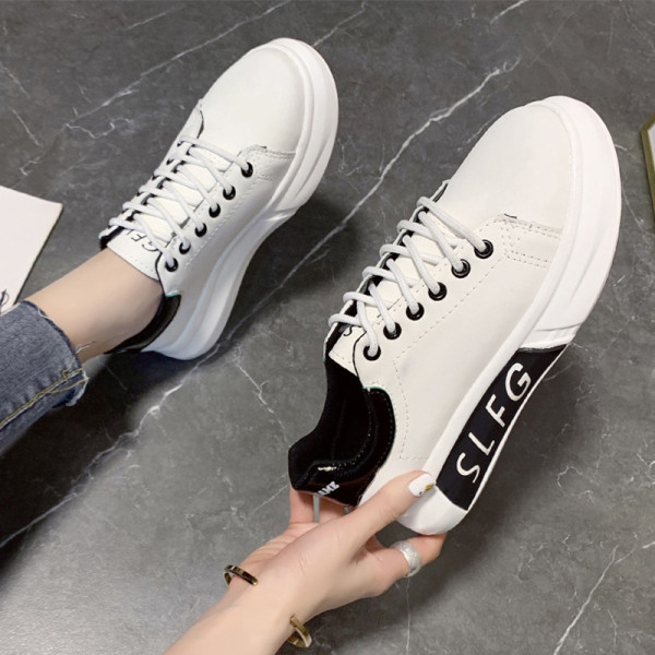 Modernūs moteriški sportbačiai plokščiu padu ir užrašu