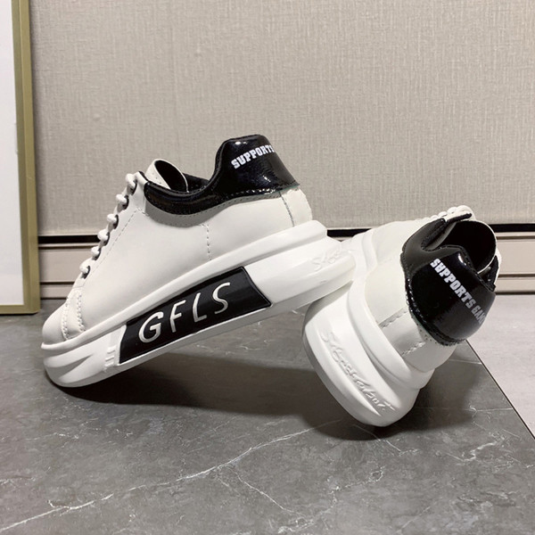 Modernūs moteriški sportbačiai plokščiu padu ir užrašu