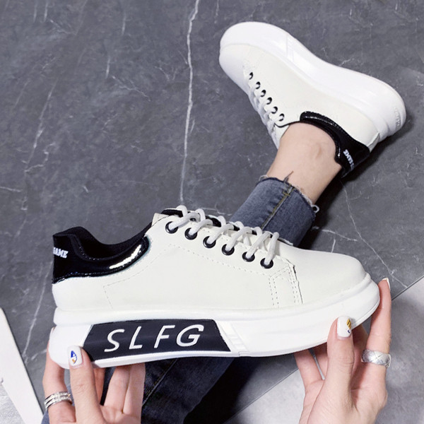 Modernūs moteriški sportbačiai plokščiu padu ir užrašu