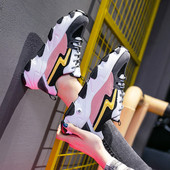 Αθλητικά πάνινα γυναικεία παπούτσια με έγχρωμη σόλα