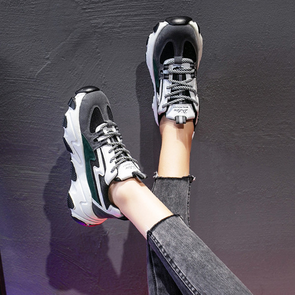 Αθλητικά πάνινα γυναικεία παπούτσια με έγχρωμη σόλα