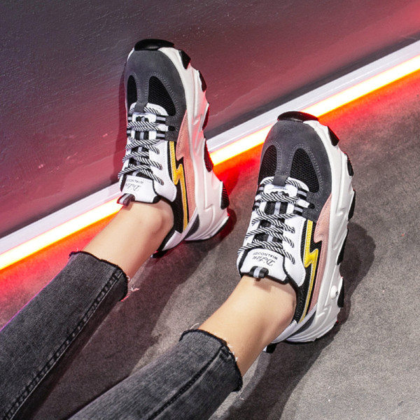 Αθλητικά πάνινα γυναικεία παπούτσια με έγχρωμη σόλα