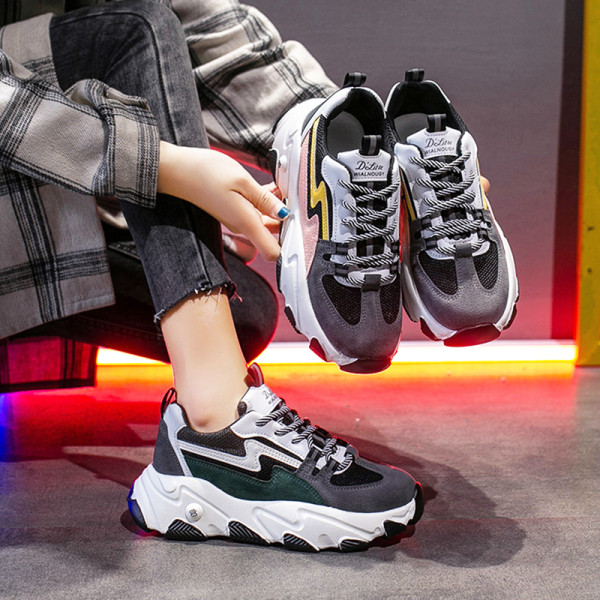 Αθλητικά πάνινα γυναικεία παπούτσια με έγχρωμη σόλα