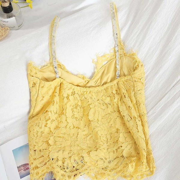 Modernus moteriškas apatinis trikotažas su sagomis ir nėriniais