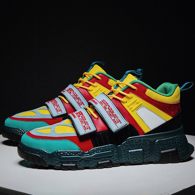 Modernas vīriešu kedas ar uzlīmēm un saitēm