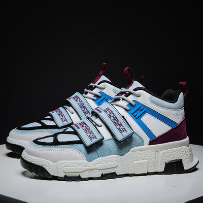 Modernas vīriešu kedas ar uzlīmēm un saitēm