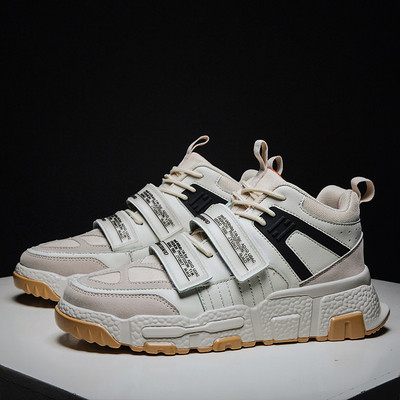 Modernas vīriešu kedas ar uzlīmēm un saitēm