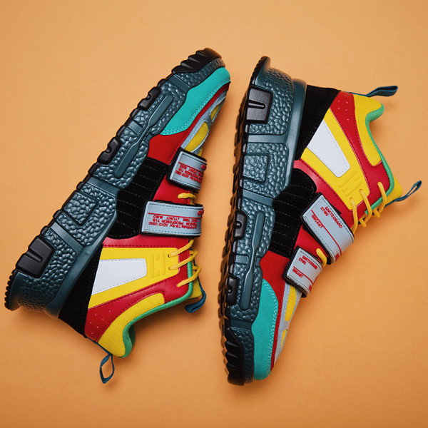 Modernas vīriešu kedas ar uzlīmēm un saitēm