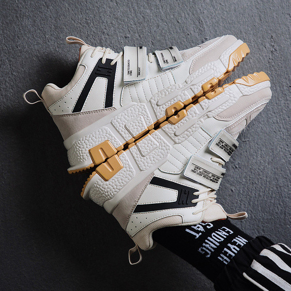 Modernas vīriešu kedas ar uzlīmēm un saitēm