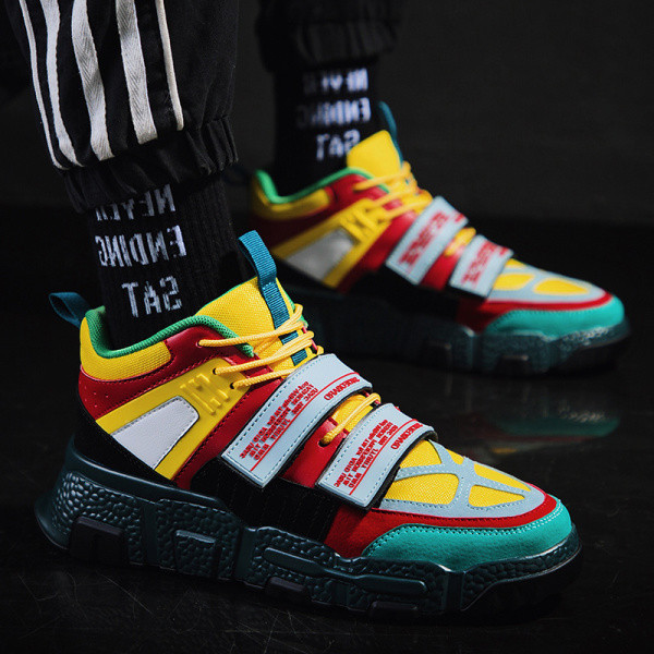 Modernas vīriešu kedas ar uzlīmēm un saitēm