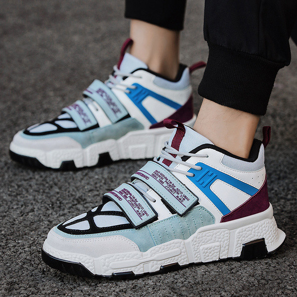 Modernas vīriešu kedas ar uzlīmēm un saitēm