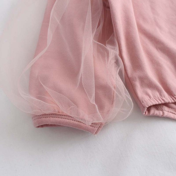 Modernus vaikiškas kėbulas mergaitėms su ovalia iškirpte ir tiuliu ant rankovių