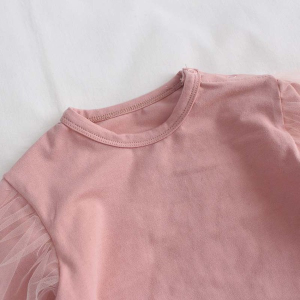 Modernus vaikiškas kėbulas mergaitėms su ovalia iškirpte ir tiuliu ant rankovių