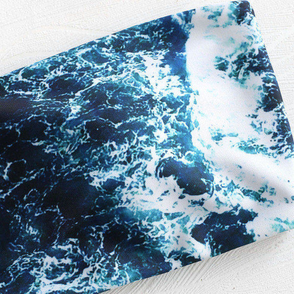 Moodne marmorefektiga ujumistrikoo ja paelaga ülaosa