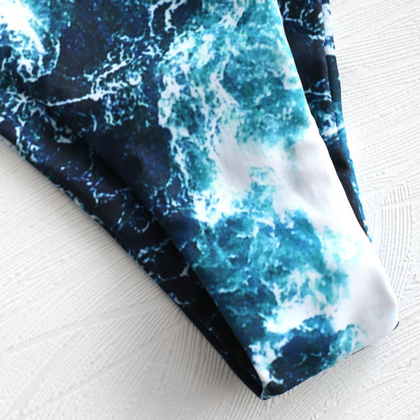 Moodne marmorefektiga ujumistrikoo ja paelaga ülaosa