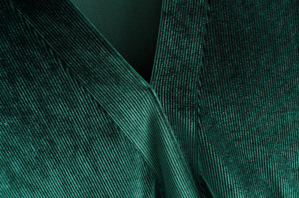 Lühikese lõikega V-kaelusega sametkleit