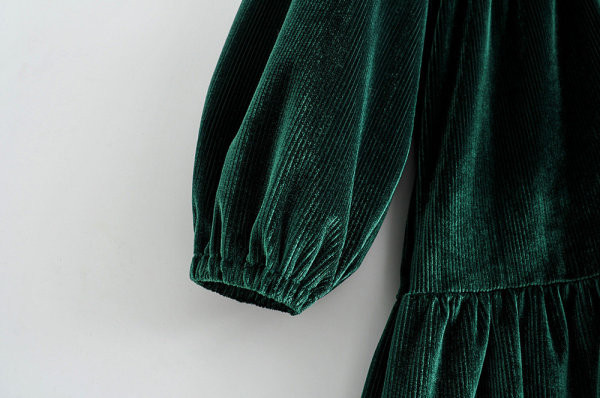 Lühikese lõikega V-kaelusega sametkleit