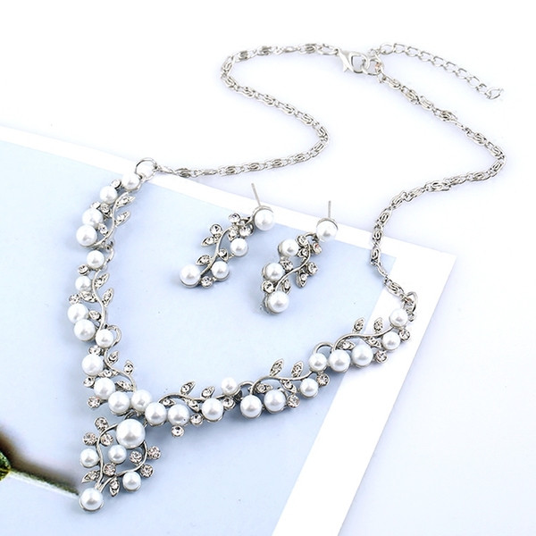 Elegantiškas moteriškas auskarų ir karolių komplektas su perlais ir akmenimis