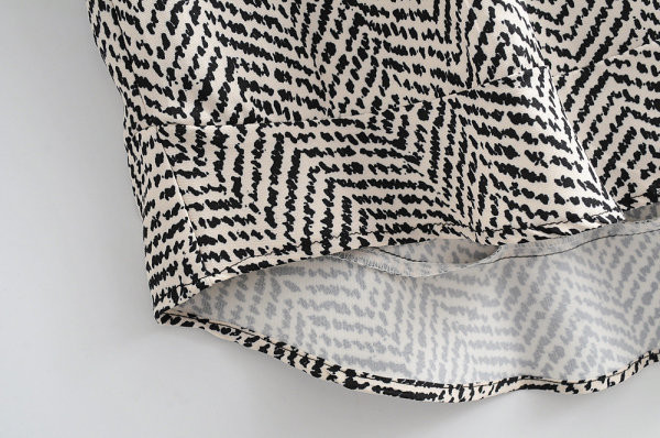 Trumpo kirpimo suknelė su 7/8 lotoso rankovėmis