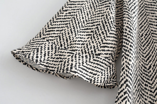 Trumpo kirpimo suknelė su 7/8 lotoso rankovėmis