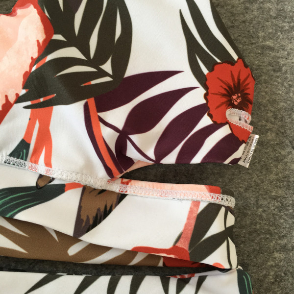 Daudzkrāsains divdaļīgs peldkostīms ar ziedu rakstu