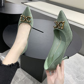 Stilingi moteriški batai plonu kulnu ir metaliniu elementu – pagaminti iš eko zomšos