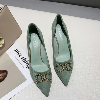 Stilingi moteriški batai plonu kulnu ir metaliniu elementu – pagaminti iš eko zomšos