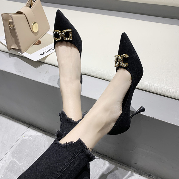 Stilingi moteriški batai plonu kulnu ir metaliniu elementu – pagaminti iš eko zomšos